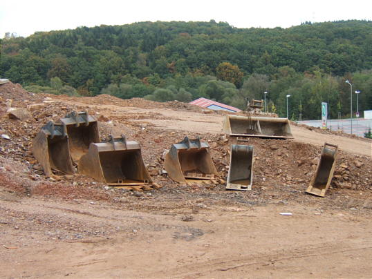 Bild: Ein Sortiment an Baggerschaufeln