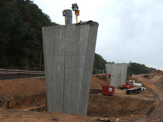 Bild: Pfeiler, teils mit Beleuchtung