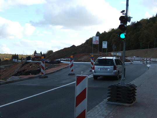 Bild: Die Ampel nun vor dem Kreisel