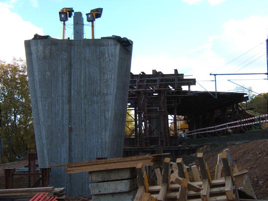 Bild: Da hinten sieht man die Brückenverschalung schon gut.