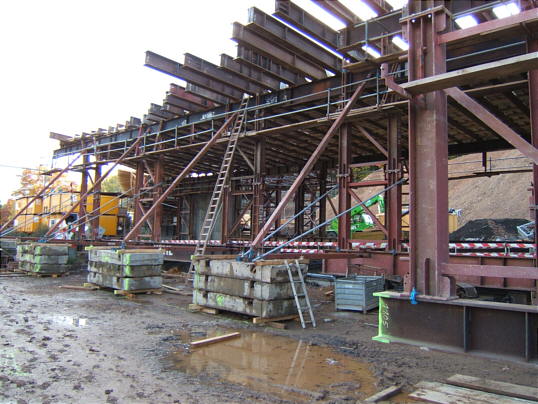 Bild: Rein provisorisch steht die Brücke schon.