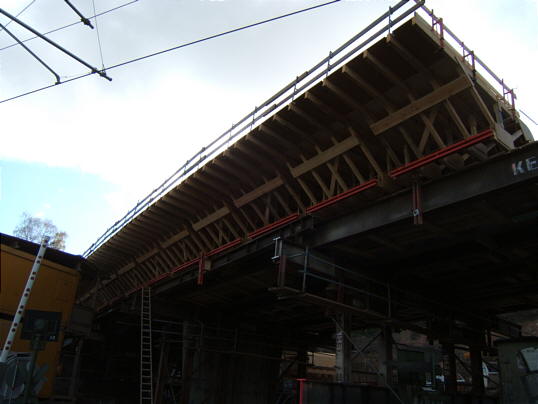 Bild: Oberleitung und Verschalung