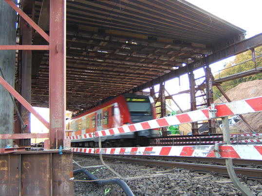 Bild: ...unter der Brücke.