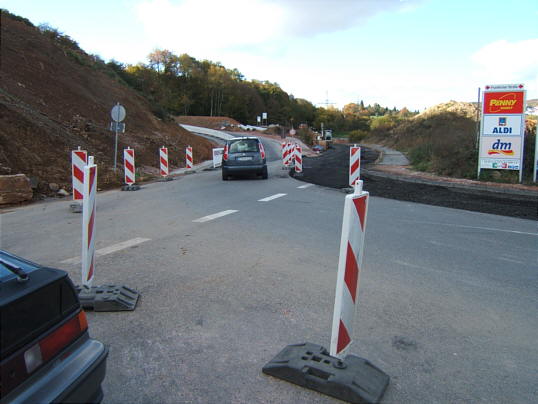 Bild: Ein Auto auf der Behelfsstraße