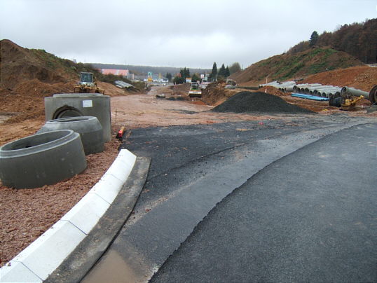 Bild: Hier der Abzweig zur neuen Verbindung ins Gewerbegebiet.