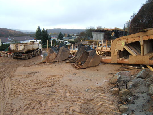 Bild: Baggerschaufeln und Zeug.