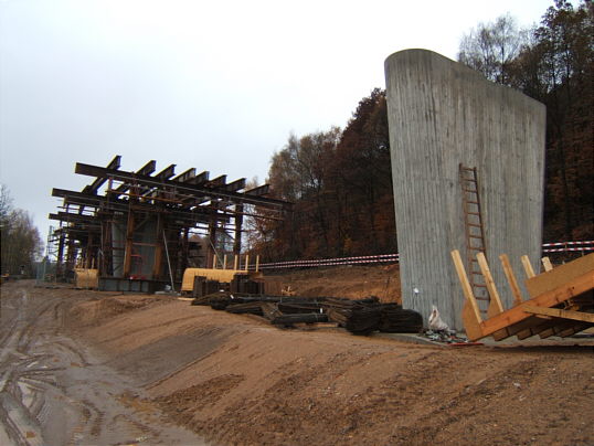 Bild: Da hinten kommt die Stahlkonstruktion