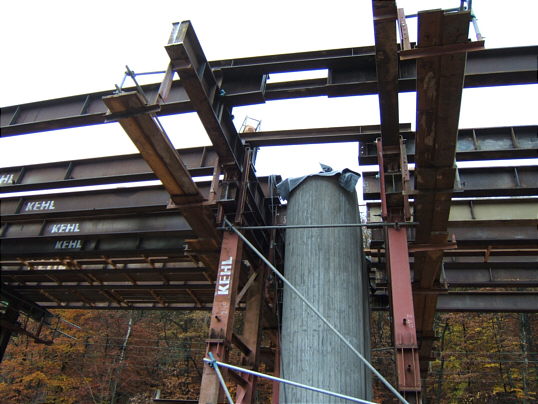 Bild: Stahl und Pfeiler