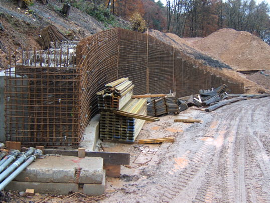 Bild: Das wird wohl die Seite der Friedhofszufahrt.