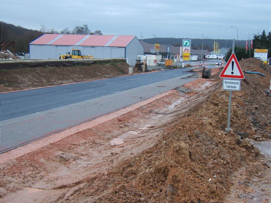 Bild: Die frisch geteerte Straße
