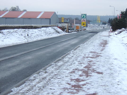 Bild: Die Straße Richtung Gewerbegebiet