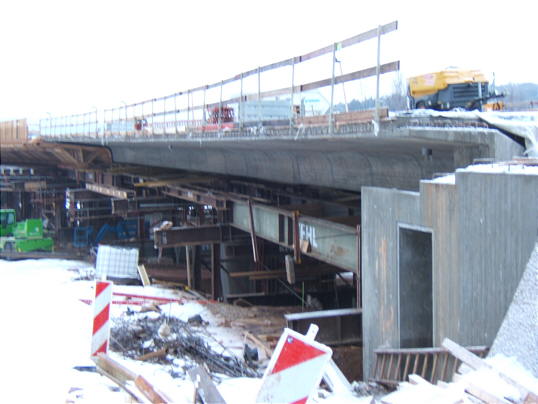 Bild: Betonierte Brücke