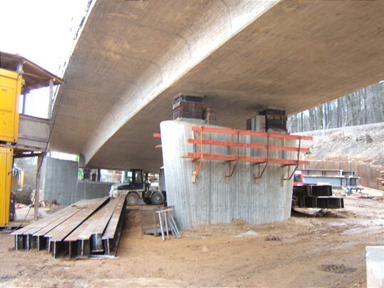 Bild: Br&uuml;cke und Eisen und Zeug.