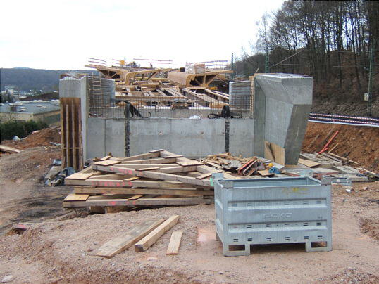 Bild: Der untere Pfeiler und man sieht schon das Stahlgerüst.