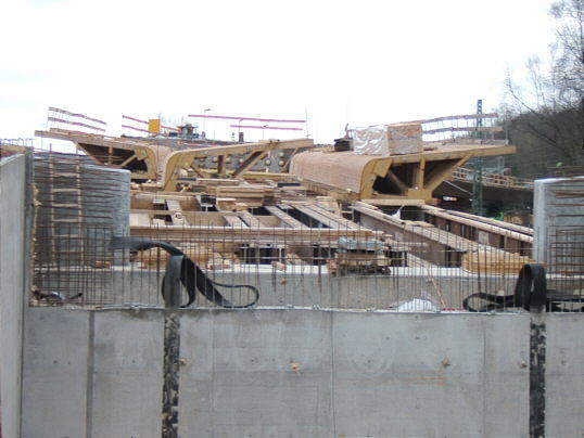 Bild: Und das sieht man es besser, inklusive Verschalungen.