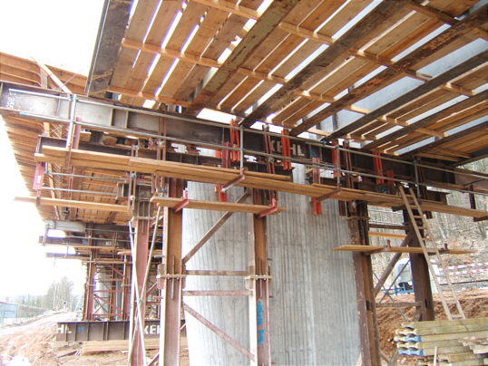 Bild: Stahl und Holz und Beton.