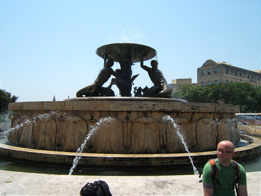 Bild: Der Brunnen am Busbahnhof Valetta