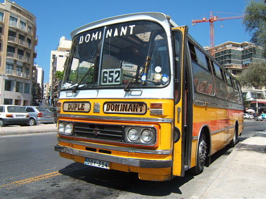 Bild: Ein Bus. Die Tür ist übrigens IMMER geöffnet.