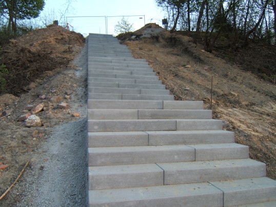 Bild: Treppe zur Bahnbrücke