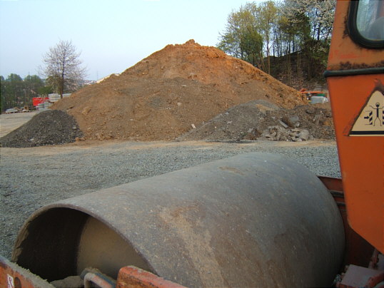 Bild: Walze und Erdhaufen