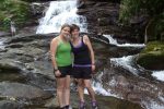Lisa und Jojo und Wasserfall