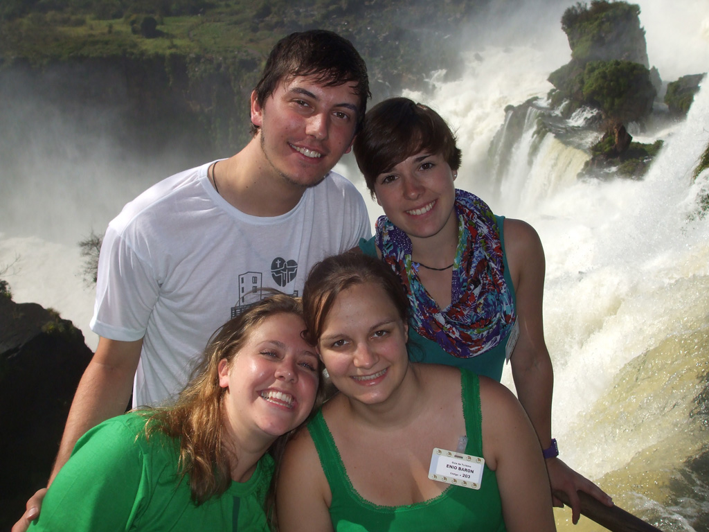 Vier Pilger vor dem Wasserfall