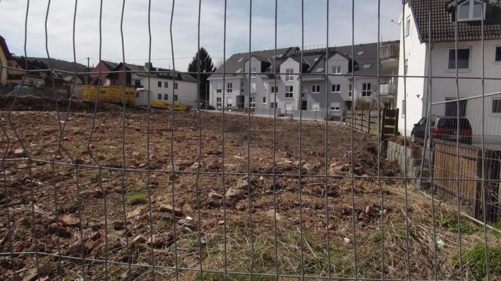 Haus mit Hausacker - mit Zaun