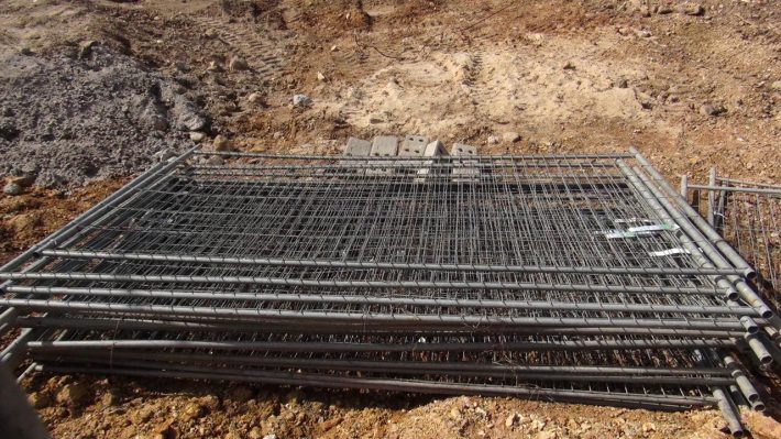 Herumliegende Zäune