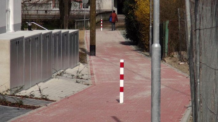 Der untere Teil des Weges mit Pfosten